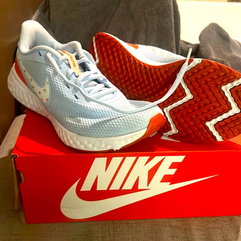 Barely worn Nike shoes 👟